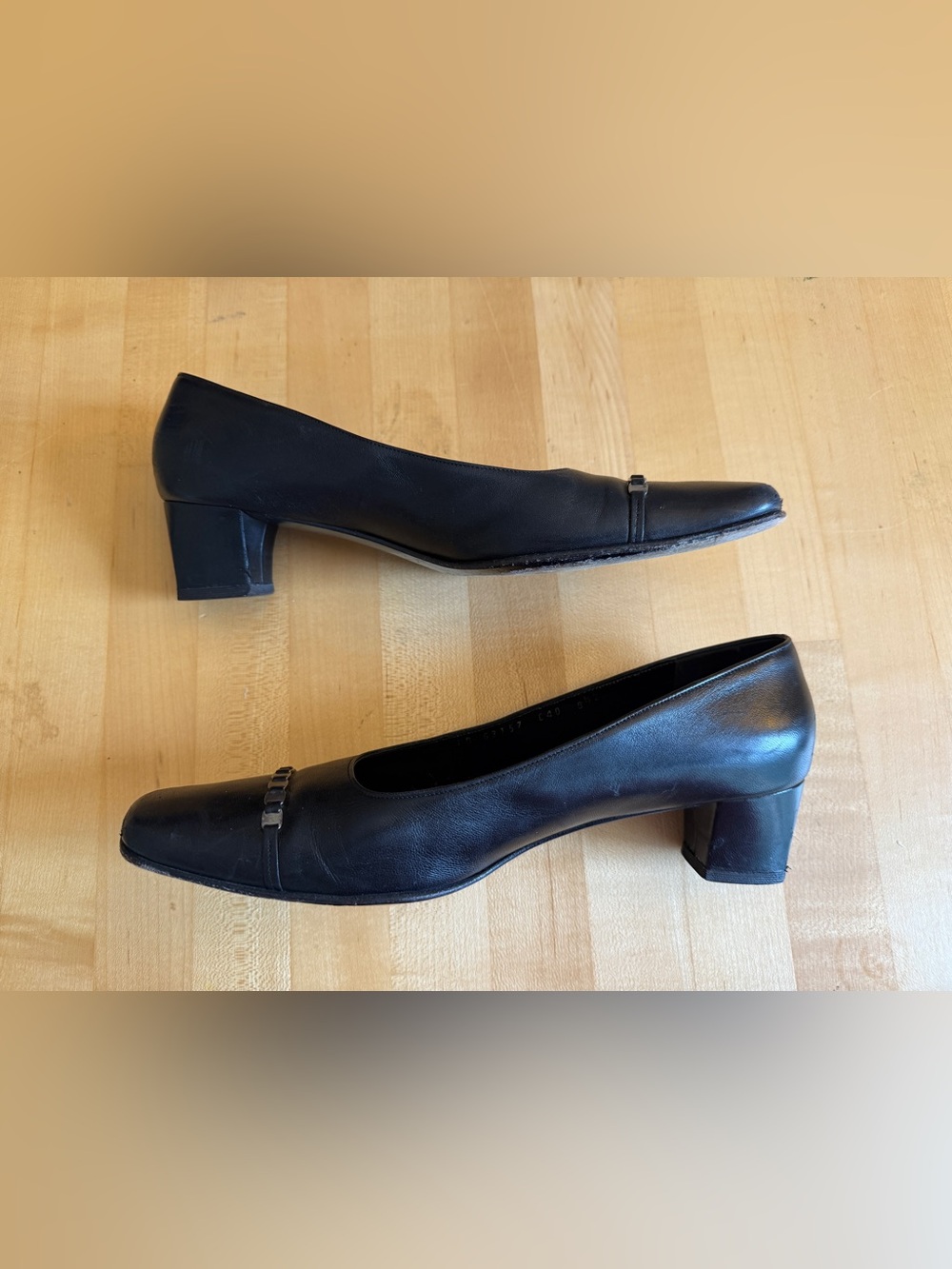 Salvatore Ferragamo Boutique Leather Black Chain Pumps Low Heels 8.5 AA Italy - Picture 7 of 13